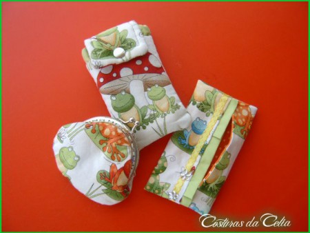 conjunto composto por três peças: bolsa de telemóvel, porta moedas e um lindo porta lenços de papel